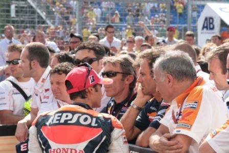 O Pedrosa κοιτάζει με νόημα τον Puig